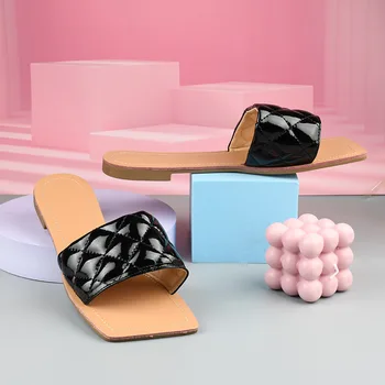 Dámske topánky 2020 nové letné sandále dámske candy-farebné lesklé jeden-line papuče módne ploché sandále